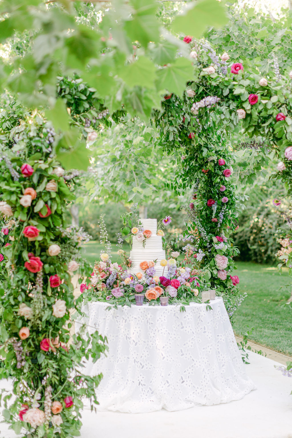 The wedding cake standing alone in the sycamore allee