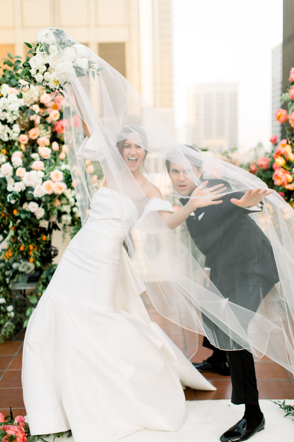 The veil lifted by the wind