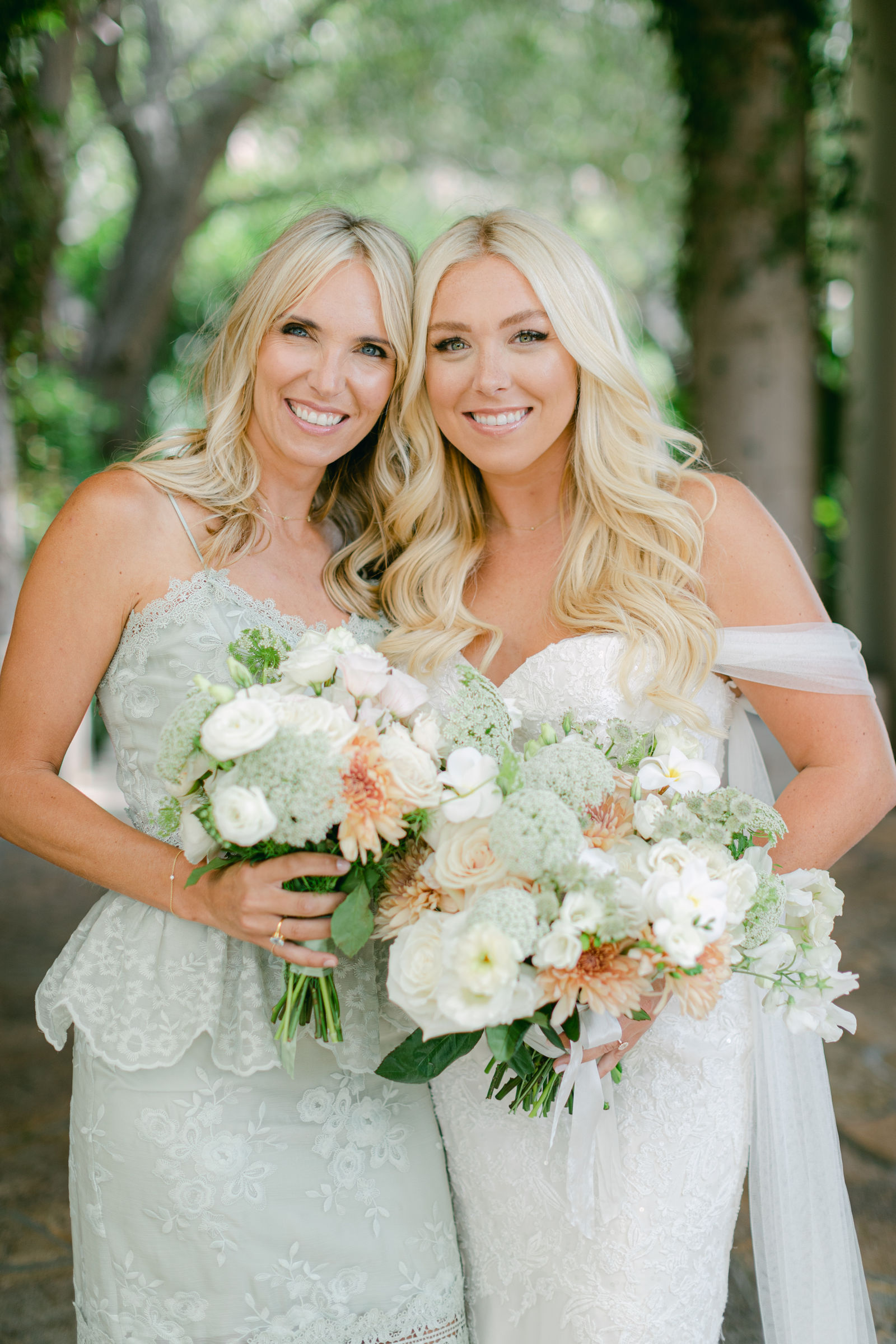 Garden roses, dahlias and stock in the ceremony arrangements