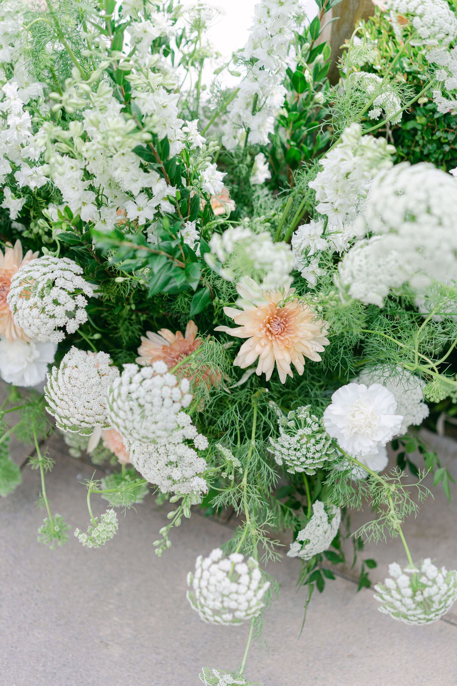 Garden roses, dahlias and stock in the ceremony arrangements